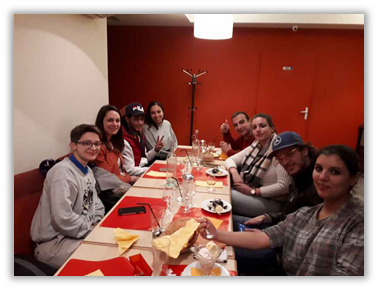 Les éducateurs stagiaires de la FSE 17/19, affectés au PTF Grand-Centre, ont non seulement assisté à la projection-débat mais ont aussi participé au dîner qui a suivi en présence de l’équipe du PTF et des acteurs.