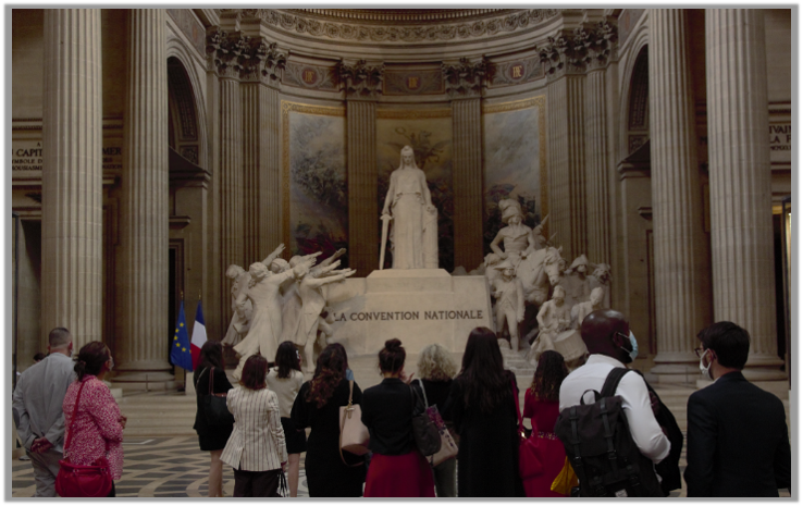 La promotion s’est rendue au cours de la matinée au Panthéon où repose la dépouille de Victor Hugo. Les stagiaires ont également pu profiter de l’occasion pour contempler l’exposition « Victor Hugo : la liberté au Panthéon ».