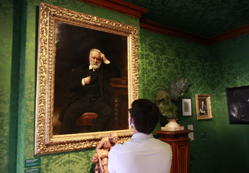 La journée s’est achevée par une visite commentée de la maison Victor Hugo enrichie de sa biographie et de la genèse de son œuvre phare, Les Misérables.