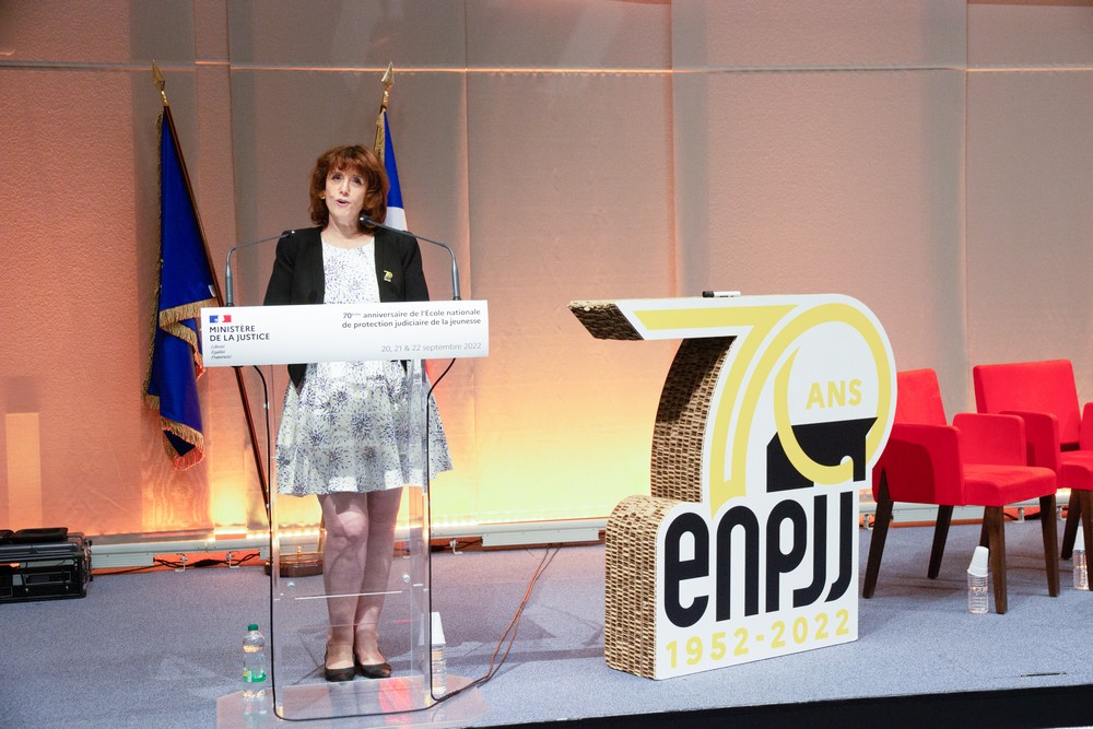 Caroline Nisand, directrice de la Protection judiciaire de la jeunesse (DPJJ), a salué au cours de l’allocution d’ouverture « la hauteur de l’engagement des praticiens de terrain, des cadres qui les gouvernent et qui les soutiennent et des agents administratifs qui assurent la bonne intendance » d’une institution en proie à une demande sociale forte.