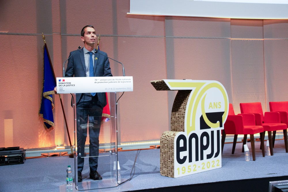Frédéric Phaure, directeur général de l’ENPJJ, a chaleureusement accueilli au nom des 175 professionnels de l’ENPJJ les quelques 350 participants réunis dans l’amphithéâtre de cette « école qui se numérise, qui se verdit et qui change au fur et à mesure des évolutions de la société ». 