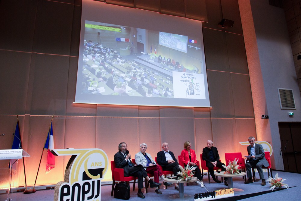 Quant au cap, conclue l’Historien, « l’École est restée dans sa fonction d’accompagnement de la transformation de la justice des mineurs », avec une perspective critique. Quant au cap, conclue l’Historien, « l’École est restée dans sa fonction d’accompagnement de la transformation de la justice des mineurs », avec une perspective critique.