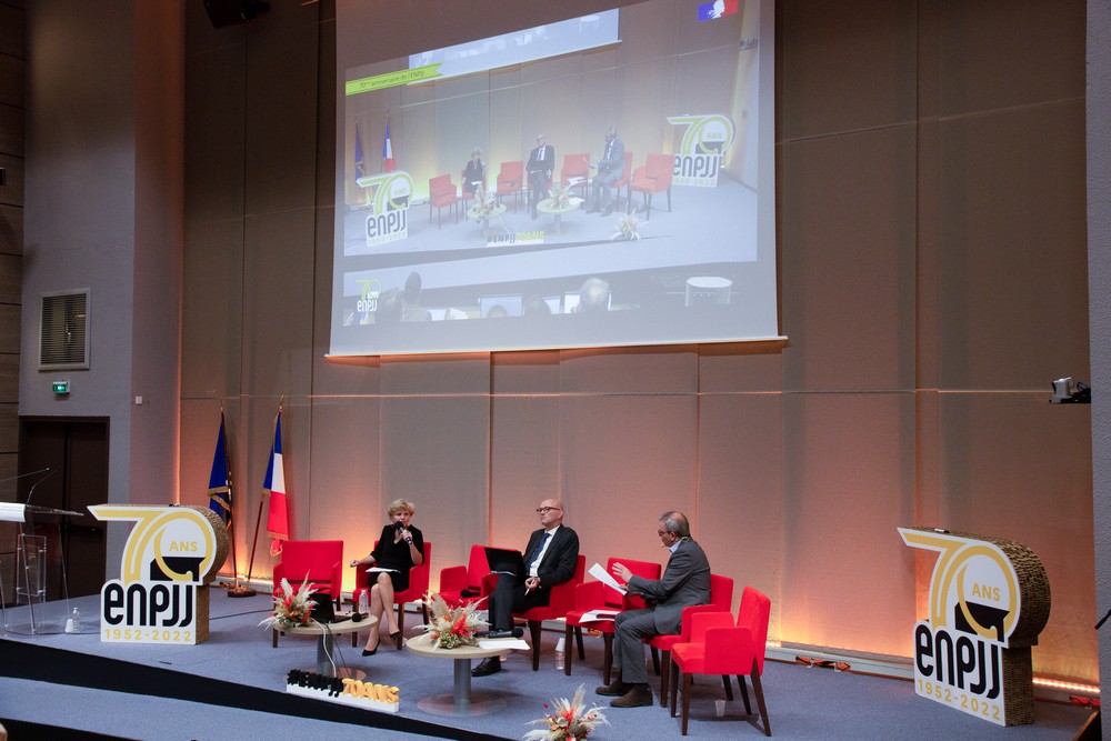 Suite à une intervention de Madeleine Mathieu, ancienne DPJJ, une table-ronde a permis d’apporter un regard croisé sur l’école et sur les multiples enjeux de la formation des acteurs de la justice des enfants. Suite à une intervention de Madeleine Mathieu, ancienne DPJJ, une table-ronde a permis d’apporter un regard croisé sur l’école et sur les multiples enjeux de la formation des acteurs de la justice des enfants.