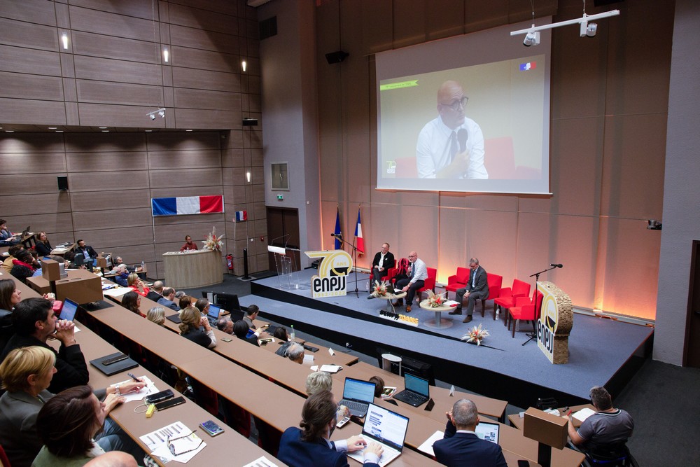 Des organisations syndicales ont ensuite eu l’opportunité de s’exprimer sur ces mêmes enjeux avant la narration d’une chronique de la formation des directeurs des services de la PJJ, qui célèbre cette année son 30ème anniversaire. Des organisations syndicales ont ensuite eu l’opportunité de s’exprimer sur ces mêmes enjeux avant la narration d’une chronique de la formation des directeurs des services de la PJJ, qui célèbre cette année son 30ème anniversaire.