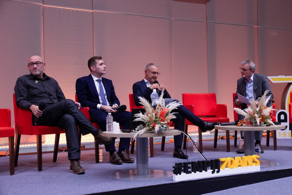 Une dernière table-ronde à laquelle ont notamment participé Éric Delemar (en distanciel), défenseur des enfants, adjointe en charge de la défense et de la promotion des droits de l’enfant ainsi qu’un représentant des jeunes confiés, auteur du rapport « À (h)auteur d’enfants », a permis d’apporter un certain regard sur les évolutions de la formation induits par l’évolution des droits et de l’éducation du public jeune. Une dernière table-ronde à laquelle ont notamment participé Éric Delemar (en distanciel), défenseur des enfants, adjointe en charge de la défense et de la promotion des droits de l’enfant ainsi qu’un représentant des jeunes confiés, auteur du rapport « À (h)auteur d’enfants », a permis d’apporter un certain regard sur les évolutions de la formation induits par l’évolution des droits et de l’éducation du public jeune.