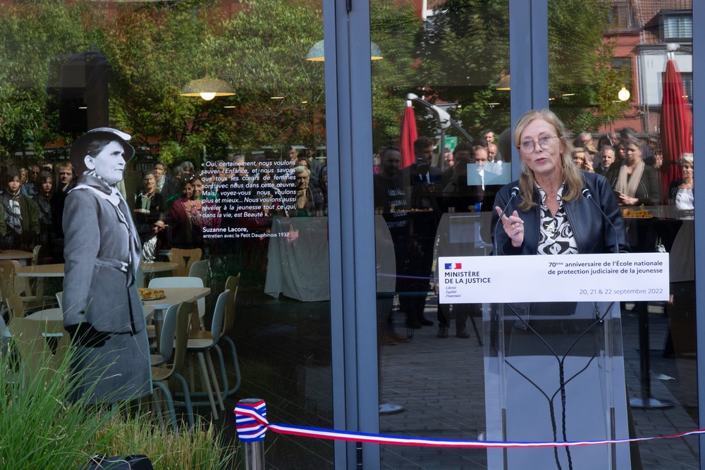 En début d’après-midi, c’est Charlotte Caubel, secrétaire d’État auprès de la Première ministre, chargée de l’enfance, qui est venue rendre hommage à une « illustre prédécesseure » à l’occasion de l’inauguration du jardin du site central de l’ENPJJ, baptisé Suzanne Lacore, sous-secrétaire d’État à la santé publique, chargée de la protection de l’enfance en 1936-1937.