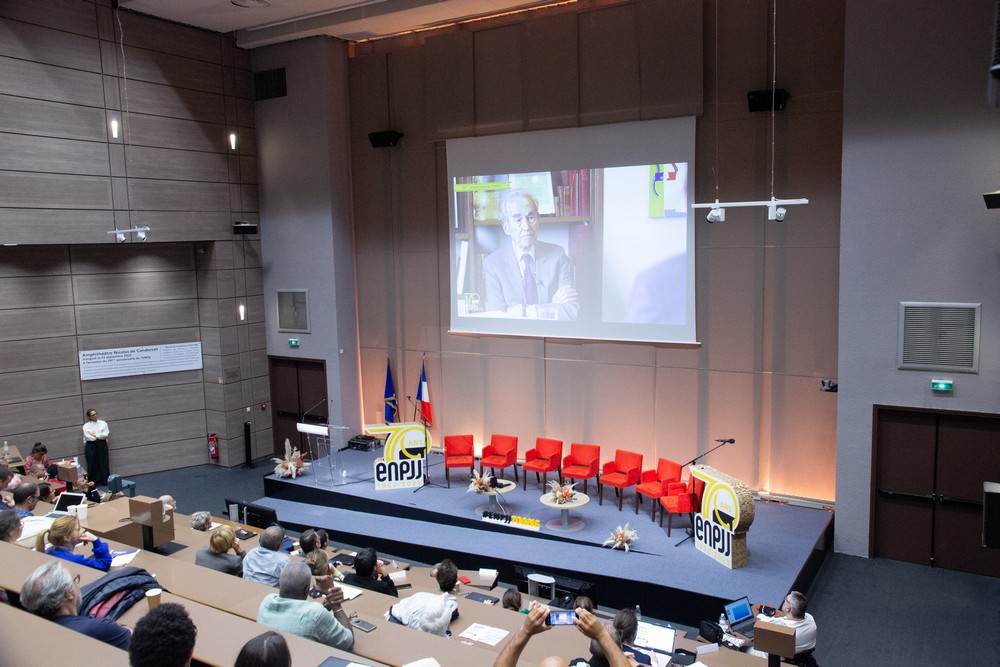 Enfin, et la surprise n’était pas des moindres, Robert Badinter, ancien garde des Sceaux, ministre de la justice, a rappelé, lors d’une courte interview diffusée en amphithéâtre, l’importance de l’action des professionnels qui œuvrent au service des plus jeunes et rendent un « immense service à la société ».
