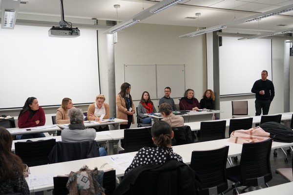 Au cours de la matinée, les 20 préparationnaires au concours d’éducateur et les 10 préparationnaires au concours de directeur ont pu découvrir les grands principes de l’organisation du dispositif (présentation des services, répartition entre l’ENPJJ et la faculté, modalités d’hébergement et de restauration, …) avant de commencer dès l’après-midi la préparation.