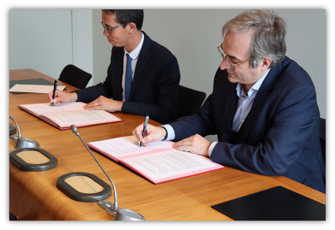 Le lundi 2 mai 2022, Jean-Gabriel Contamin, doyen de la Faculté des Sciences Juridiques, Politiques et Sociales de Lille et Frédéric Phaure, directeur de l’École nationale de protection judiciaire de la jeunesse (ENPJJ) ont signé une convention de partenariat. Celle-ci fixe le cadre de coopération entre l’université de Lille et l’ENPJJ.