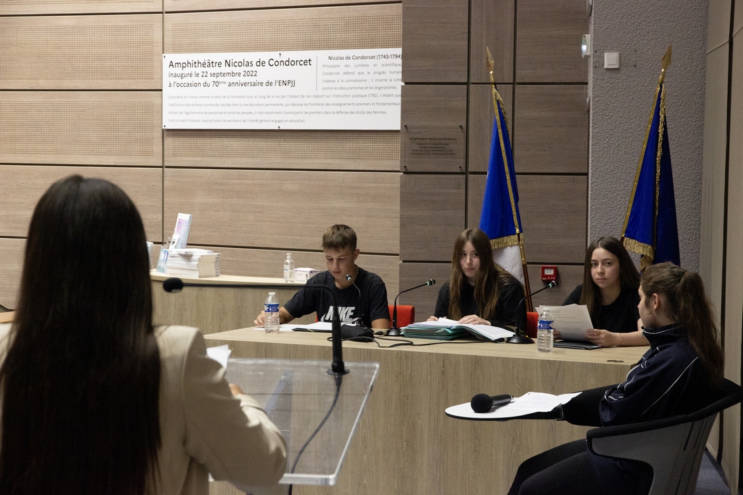 Vendredi 9 juin 2023. Une date qui restera gravée dans le parcours d’Inès Sarfati. L’attention est à son comble alors que la Cour entre et que le public s’élève. D’ici quelques secondes, la jeune fille sera fixée sur son sort. Un sort, voilà précisément ce dont il est question, puisque tout cela n’est en réalité qu’illusion, artifice et magie.