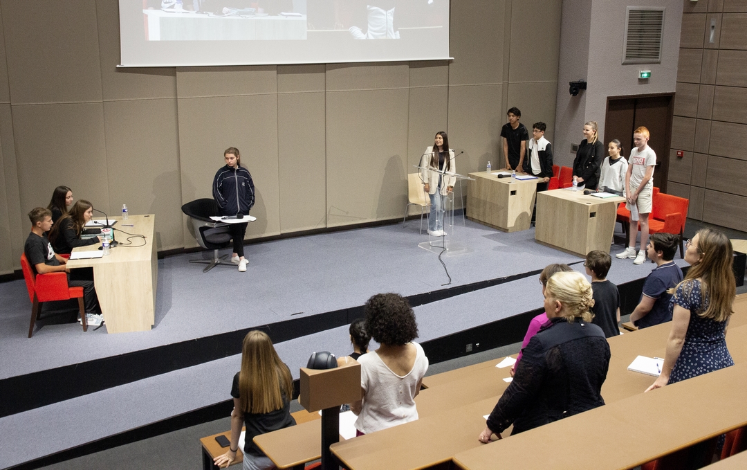 Ce vendredi 9 juin 2023, l’amphithéâtre Condorcet du site central (Roubaix – Hauts-de-France) de l’École nationale de protection judiciaire de la jeunesse (ENPJJ) s’est, l’espace de quelques heures, transformé en salle d’audience à l’occasion de la restitution d’un procès fictif orchestré par des élèves en classe de 3ème au collège Gustave Nadaud de Wattrelos (Hauts-de-France). 