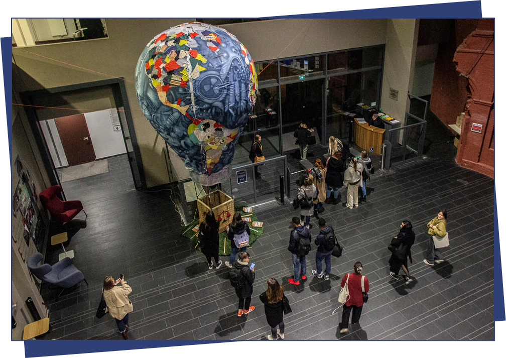 Le jeudi 16 novembre 2023, le site central de l’École nationale de protection judiciaire de la jeunesse (ENPJJ) a pris des allures d’aérodrome fleuri. Une montgolfière surplombe l’atrium, où défilent les professionnels et stagiaires en formation. Majestueuse, cette œuvre est le fruit d’un projet éducatif mené par des professionnels du service territorial éducatif et d’insertion (STEI) de Rezé (Pays de la Loire). 