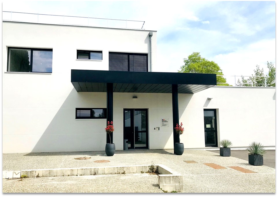 Ce bâtiment chargé d’Histoire où ont cohabité par le passé des jeunes accompagnés, des professionnels en formation et des professionnels en poste devient le premier site du ministère de la Justice fonctionnant en autoconsommation énergétique.