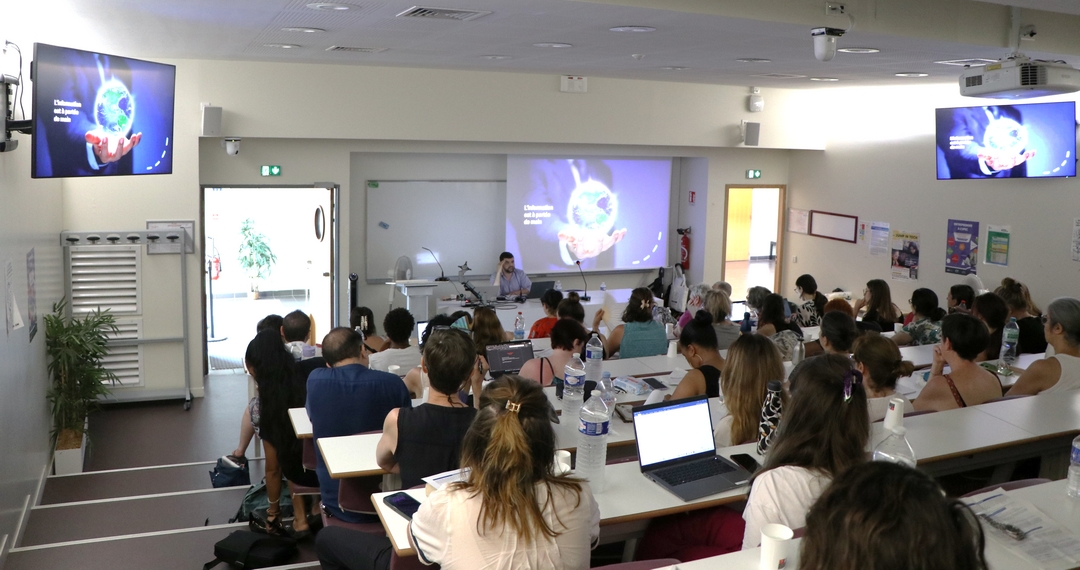 Cette journée de formation a permis aux agents du Val-de-Marne de renforcer leurs connaissances et leurs compétences pour mieux comprendre, prévenir et accompagner les usages des réseaux sociaux des jeunes suivis par la PJJ.