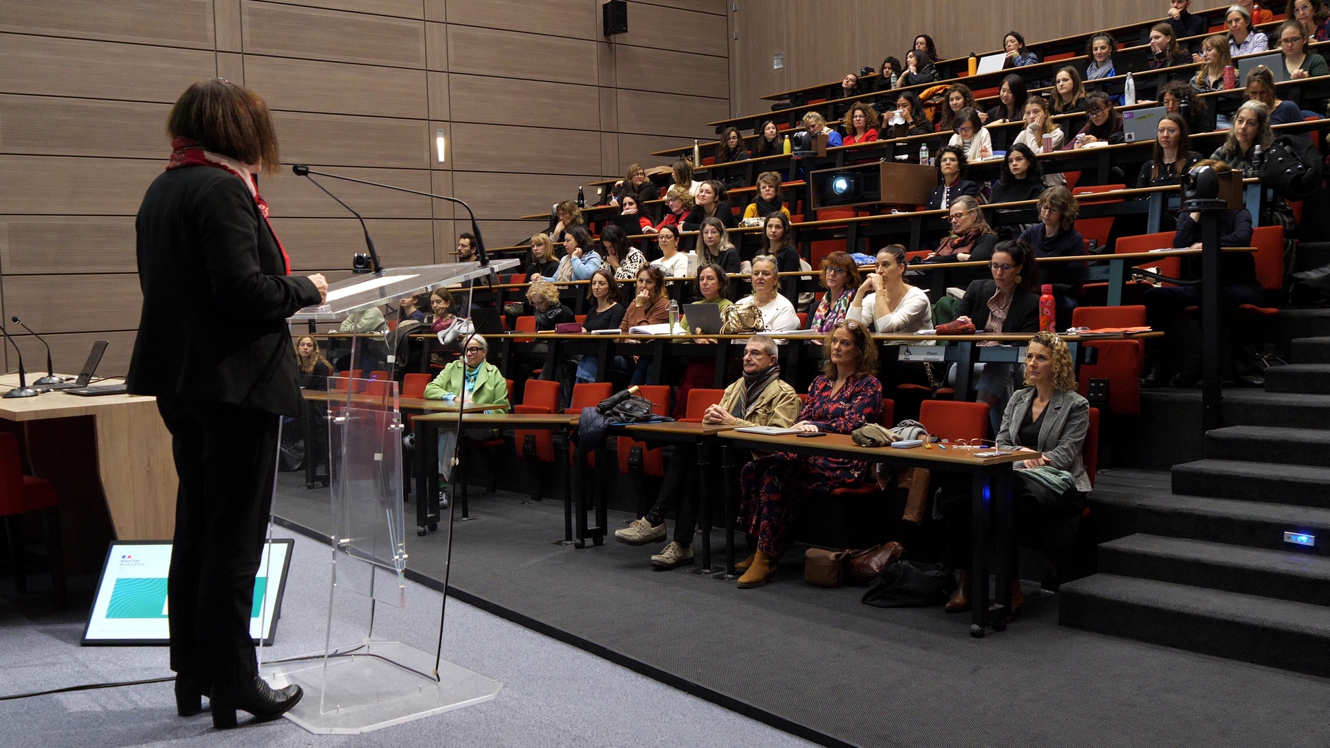 Les 6 et 7 novembre 2025 au site central (Roubaix – Hauts-de-France) de l’École nationale de protection judiciaire de la jeunesse (ENPJJ), près d’une centaine de psychologues du ministère de la justice ont participé aux neuvièmes rencontres annuelles de la Clinique, consacrées aux effets de l’enfermement sur les mineurs détenus.
