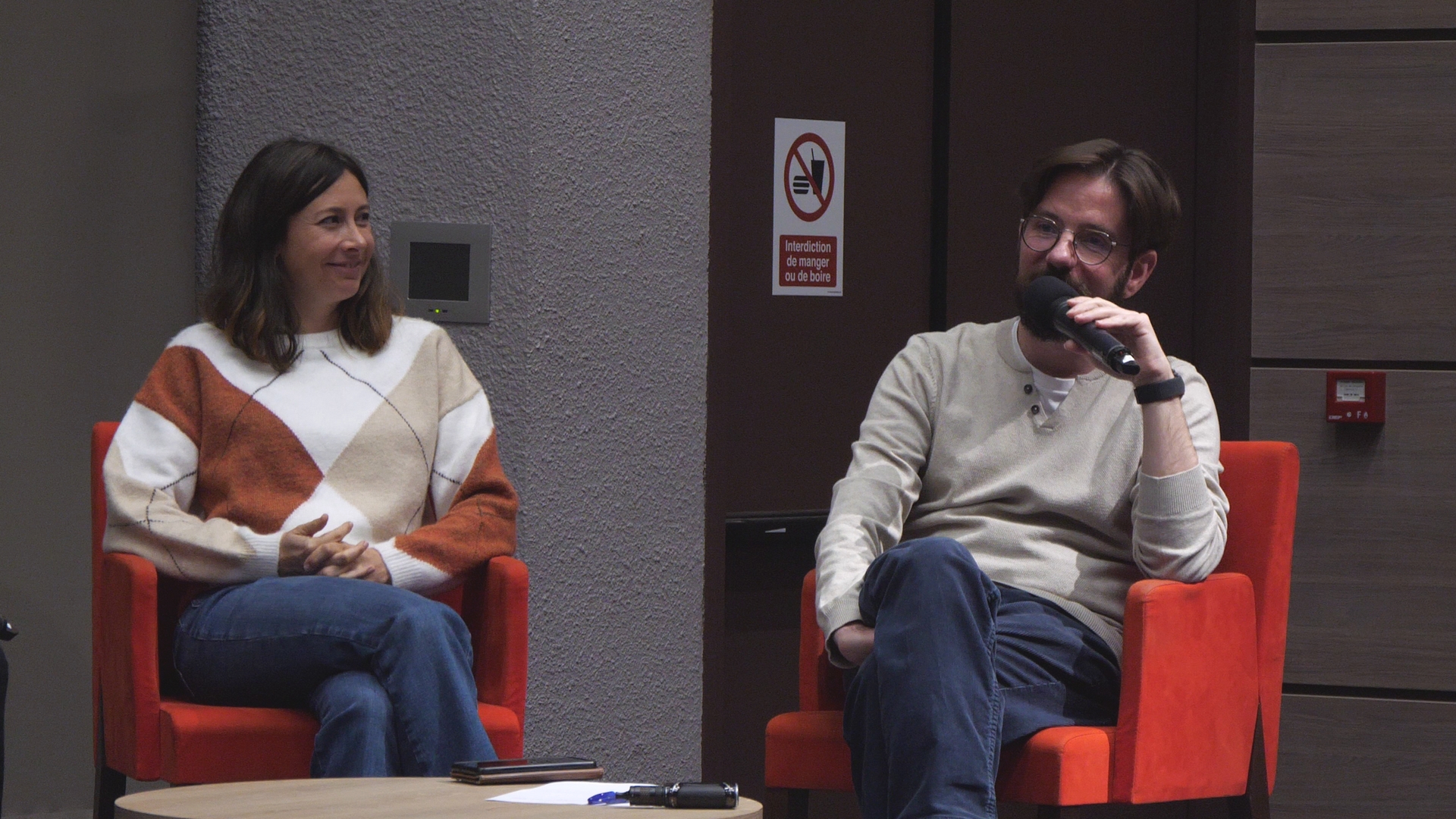 Au cours des conférences et des ateliers, la présentation de résultats de recherche ainsi que les interventions sur les effets de la détention ont permis de contextualiser la clinique singulière qui existe en milieu fermé.