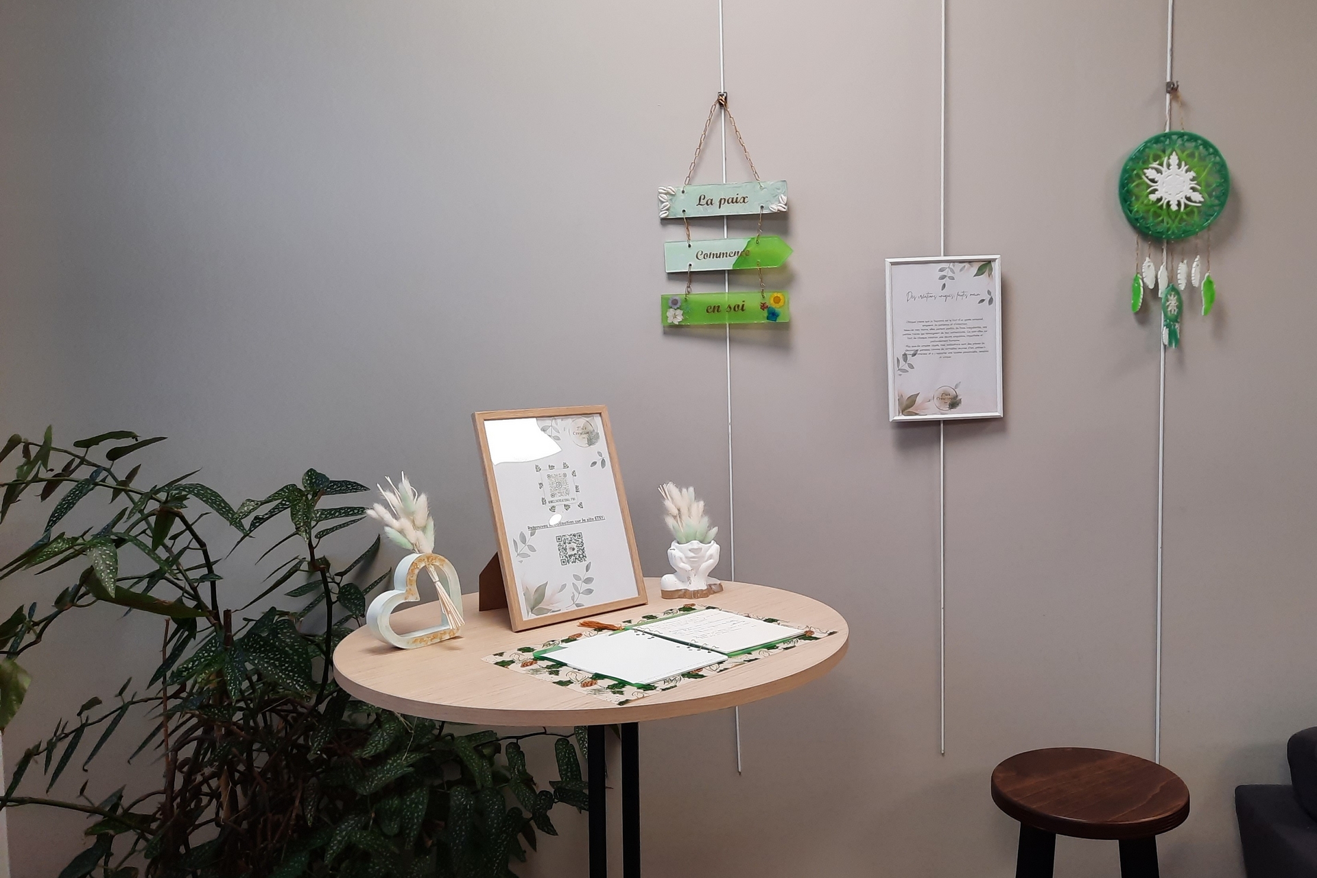 Éducatrice de la protection judiciaire de la jeunesse depuis 2024, Mélanie Seraline réalise également des objets uniques et personnalisés à base de résine : objets de décorations, plateaux, porte-clés … Un véritable exutoire au bénéfice d’une passion.