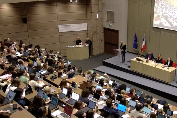 Organisée le jeudi le 12 mars 2026 au site central (Roubaix – Hauts-de-France) de l’École nationale de la protection judiciaire de la jeunesse (ENPJJ), cette journée de sensibilisation, organisée par Fatima El Magrouti, référente laïcité citoyenneté (RLC) de l’École, en partenariat avec la Mission interministérielle de vigilance et de lutte contre les dérives sectaires (Miviludes), a réuni plus de 200 participants, en présentiel et à distance.