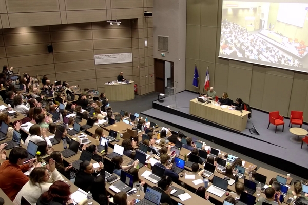 La forte participation à cette journée, qui a rassemblé des éducateurs et éducatrices stagiaires, des directeurs et directrices stagiaires, des professionnels du secteur public (SP) et du secteur associatif habilité (SAH) de la PJJ, ainsi que des professionnels issus des territoires ultramarins, illustre la préoccupation croissante des professionnels face aux phénomènes d’emprise, de complotisme et de dérives idéologiques.