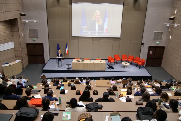 Le lendemain, Frédérique Botella, directrice générale de l’ENPJJ, et Cécile Lalumière, directrice du service de la formation, se sont adressées aux stagiaires pour leur souhaiter la bienvenue au sein de leur parcours de formation statutaire.