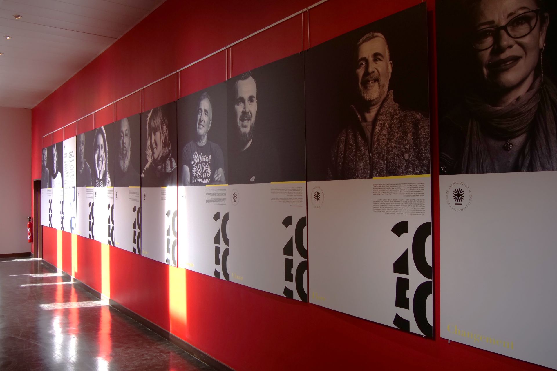 Ainsi, à travers les propositions, les textes et les créations des jeunes accompagnés par PJJ, une exposition réalisée par la direction interrégionale Sud-Est de la PJJ en partenariat avec l’association neede., visible au site central, met en lumière une approche participative de la transition écologique, où chacun peut devenir acteur du changement.