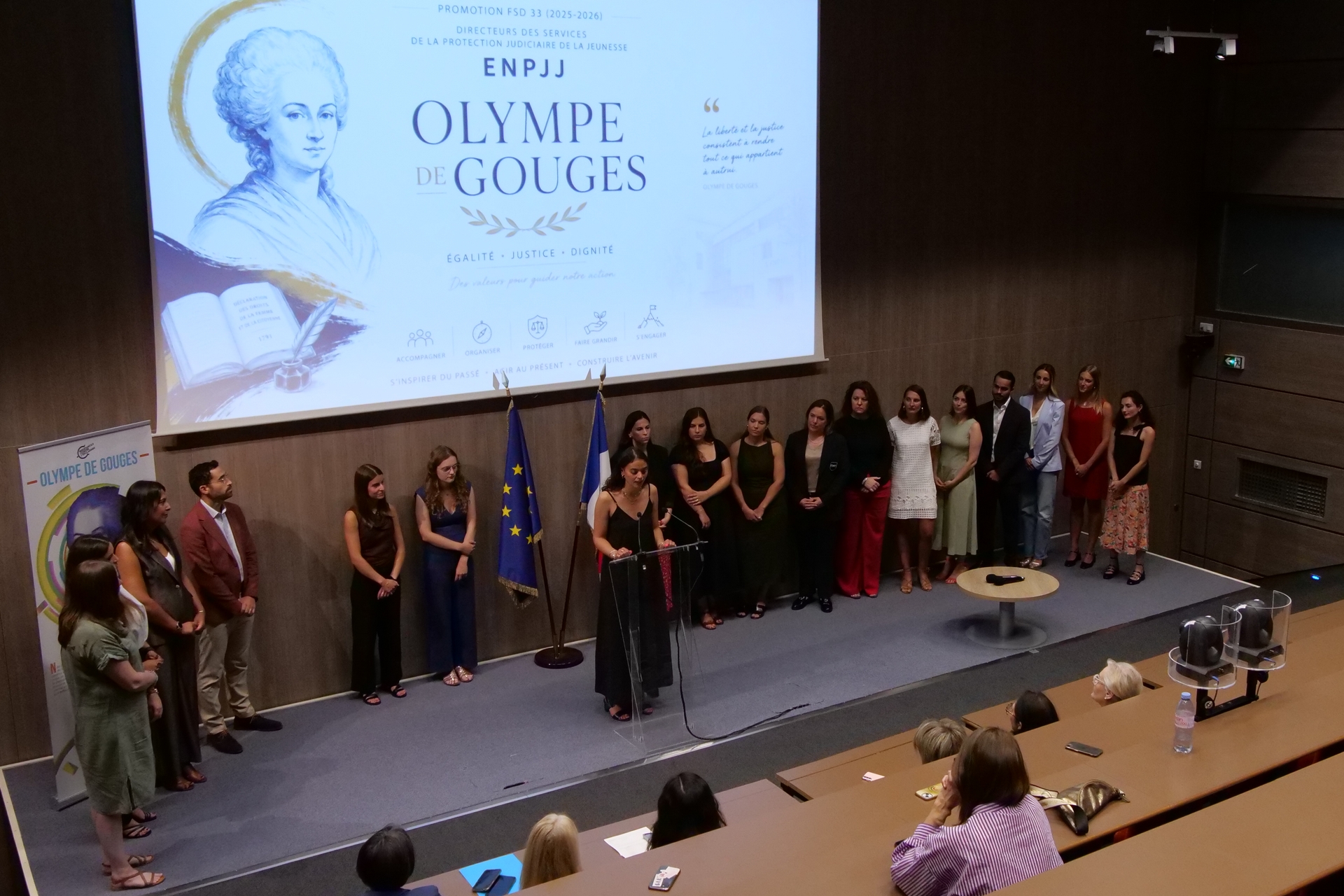 Cette cérémonie s’est tenue en présence de leurs proches, de professionnels de l’ENPJJ, de la haute-fonctionnaire à l’égalité femmes-hommes au ministère de la Justice, ainsi que de la déléguée interrégionale et de la déléguée égalité diversité Grand-Nord du secrétariat général du ministère.