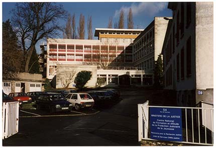 Entrée du Centre national de formation et d’études de Vaucresson