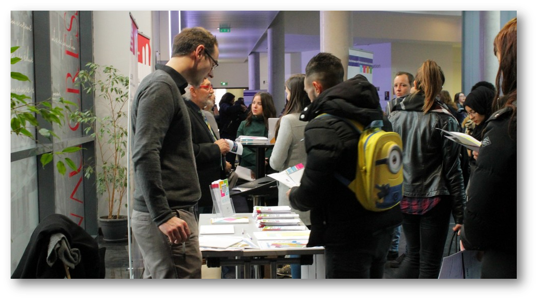 Au sein du site central, les participants, qu’il s’agisse de lycéens, d’étudiants inscrits dans des parcours diversifiés (sciences de l’éducation, travail social, droit, STAPS, …), ou en reconversion professionnelle, ont pu avoir accès à un ensemble d’informations éclairées et étayées 
