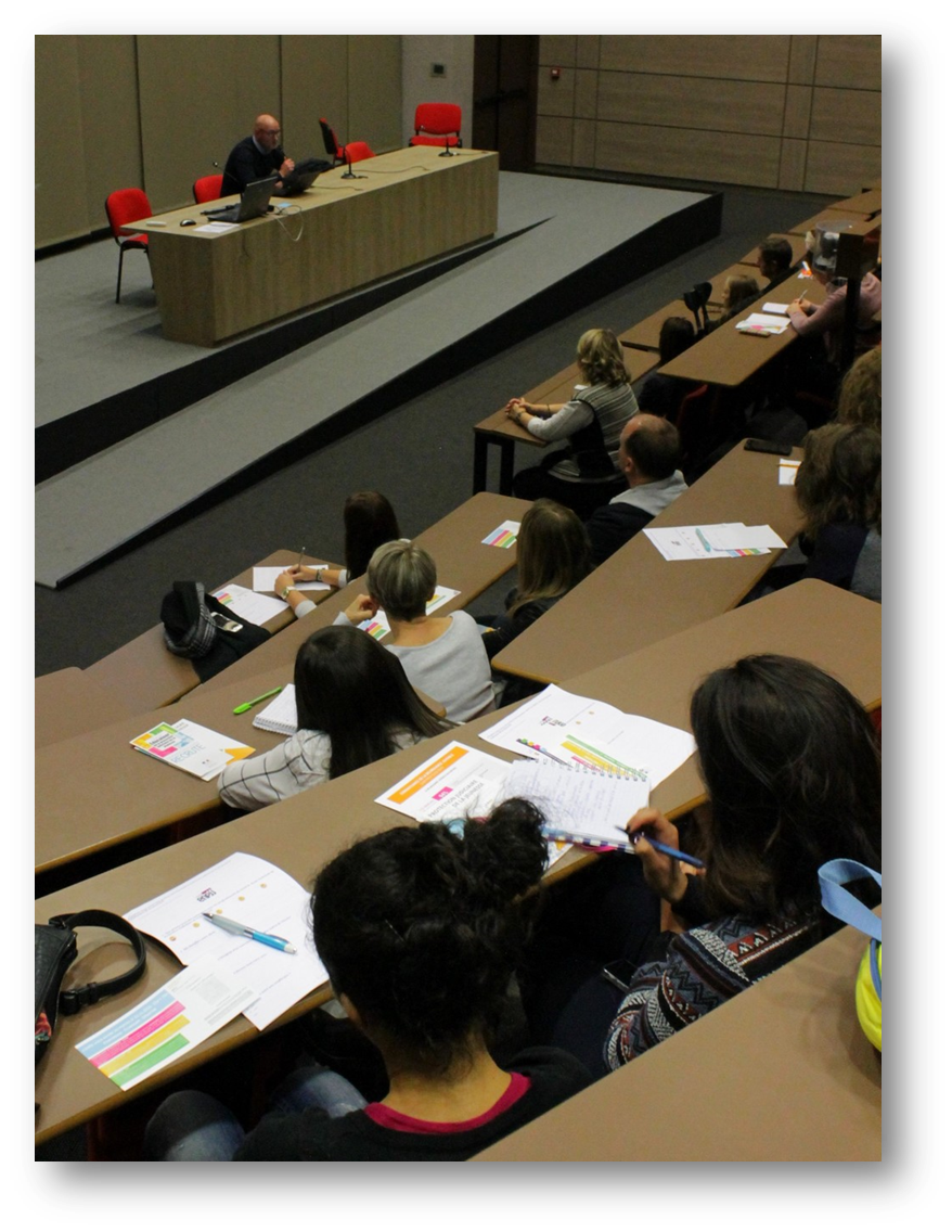 Au site central, une conférence portant sur l'engagement en éducation a permis d’explorer les différentes catégories de réponses que les institutions judiciaire et éducative offrent aux infractions en fonction de leur gravité mais aussi du parcours des jeunes qui les ont commises.