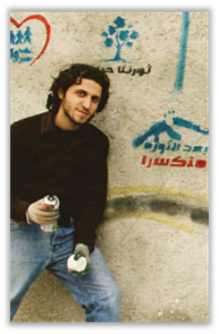 L’exposition s’appuie sur le témoignage et les photographies d’Aref Haj Youssef. Lorsque la révolution éclate en 2011, cet étudiant syrien arrête ses études pour se consacrer à l’organisation de manifestations avec un groupe d’étudiants de « l’Université révolutionnaire » et de jeunes de son quartier.
