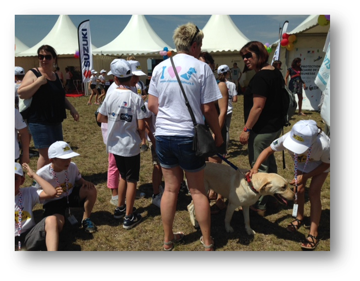 Par curiosité ou pour caresser les animaux, les enfants sont venus nombreux au contact des chiens, incontestablement très efficaces pour créer du lien, s'ouvrir à l'autre, partager des moments authentiques et emprunts d'émotions!
