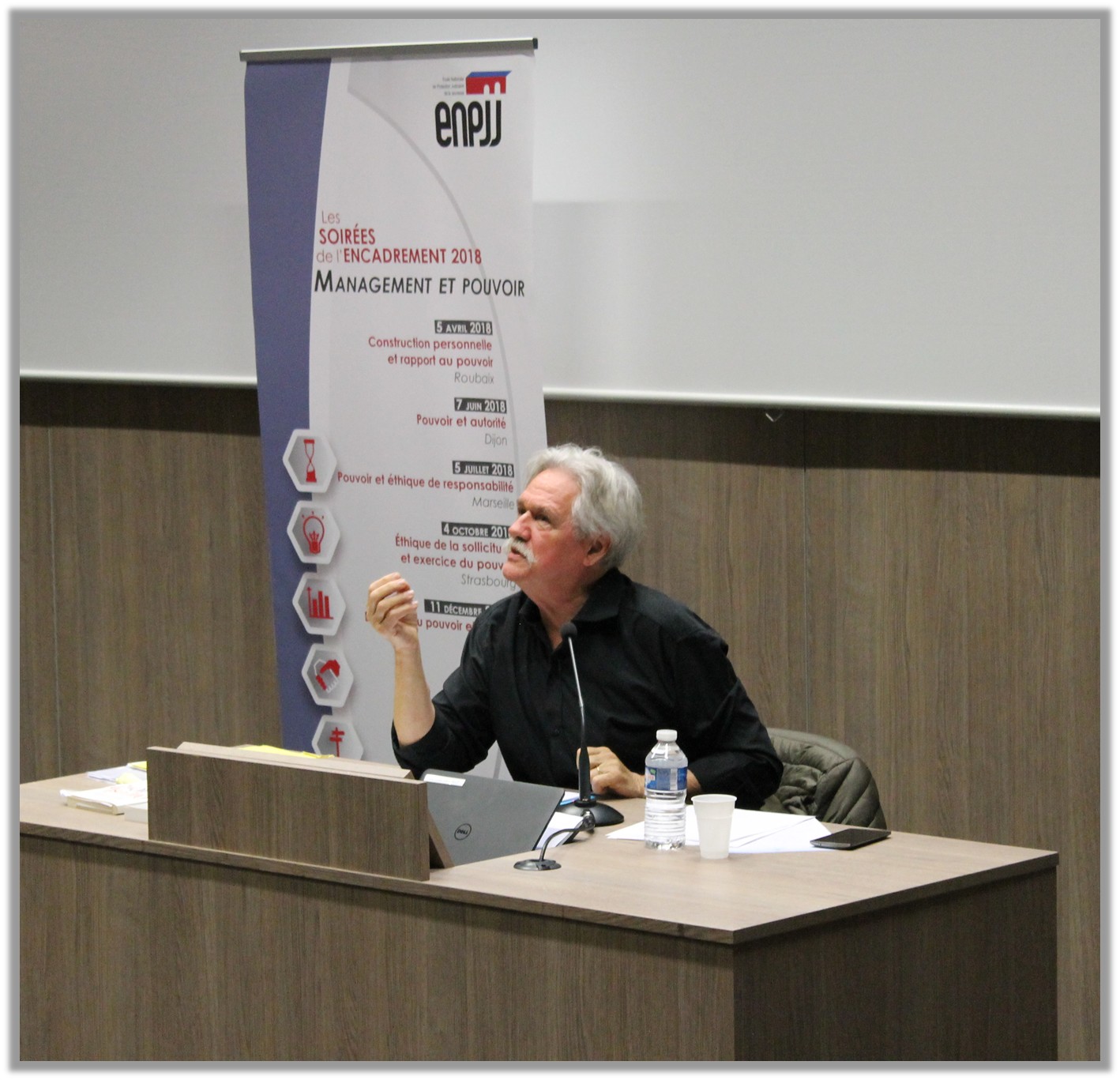 « Pour exister aujourd’hui, chaque individu est renvoyé à lui-même pour trouver sa place dans la société », explique V. DE GAULEJAC. « On peut changer sa place dans l’ordre mais ça ne change pas l’ordre des places »