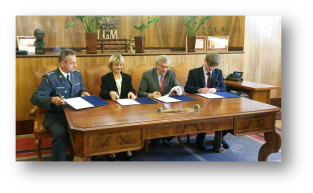 De gauche à droite : Grzegorz FEDOROWICZ, Directeur Régional de l'Administration Pénitentiaire à Poznań, madame Rosemonde DOIGNIES, directrice générale de l’ENPJJ, Bronisław MARCINIAK, recteur de l’Université Adam Mickiewicz, Henryk KOMISARSKI,  Président du Tribunal Régional de Poznań.